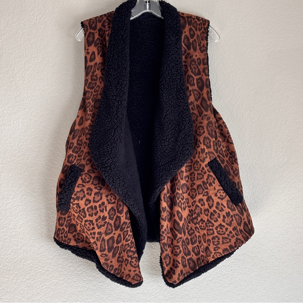 Cozy Animal leopard print Sherpa lined women’s vest with 2 pockets size L